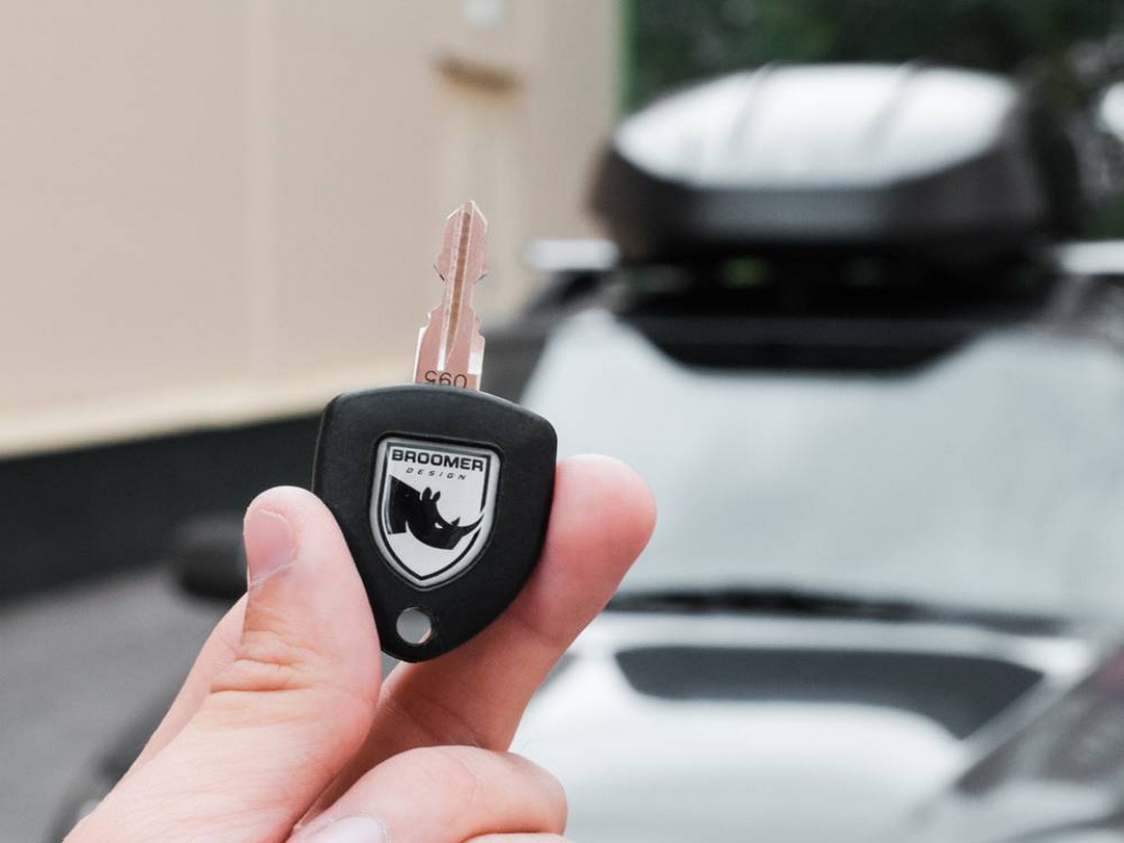 Автобокс Broomer Venture L (Краб) Окрашеный в цвет Глянец c центр. усилителем с двусторонним открытием