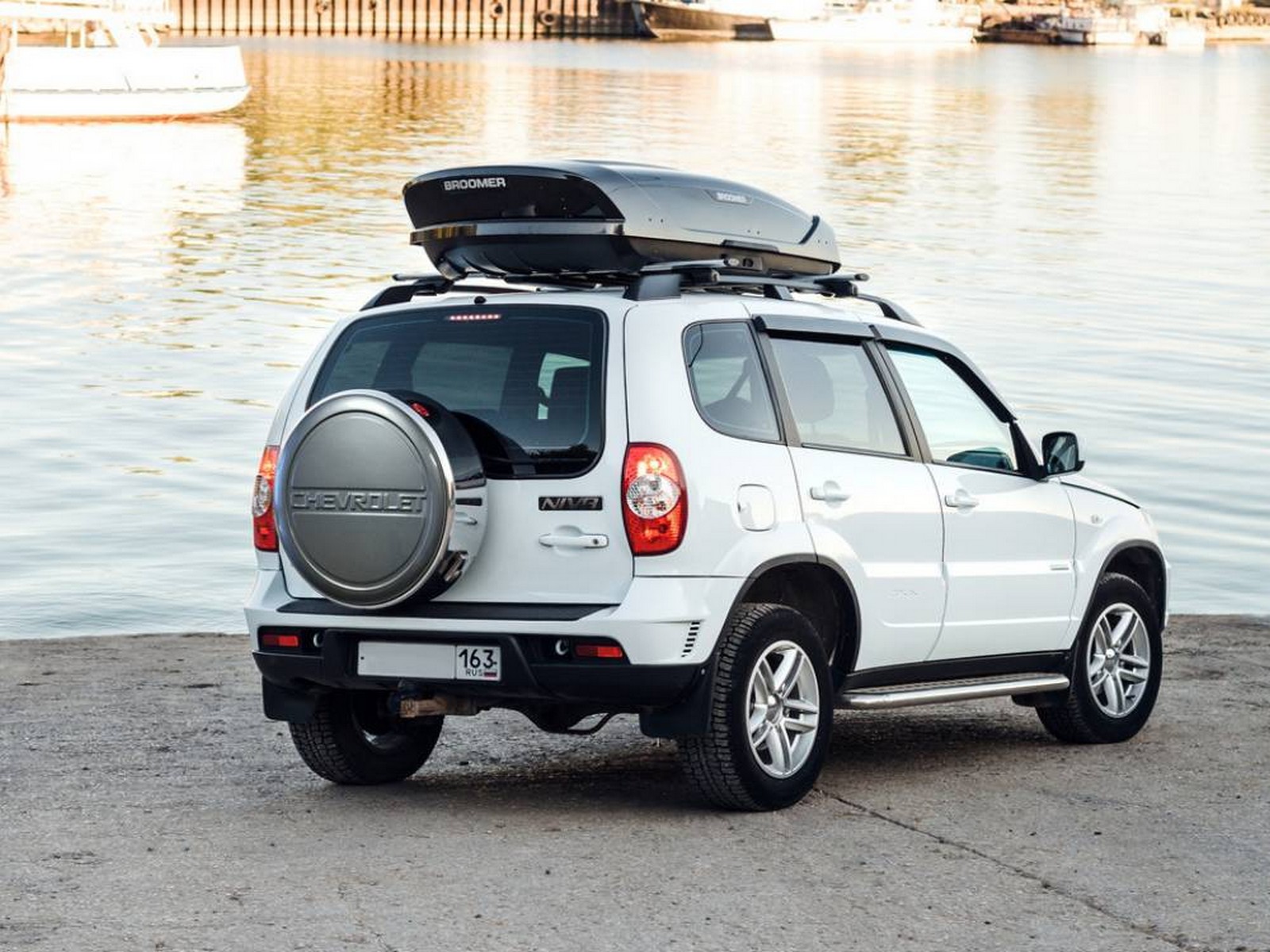 Автобокс Broomer Venture L (П-Скоба) Чёрный Глянец c центр. усилителем с двусторонним открытием