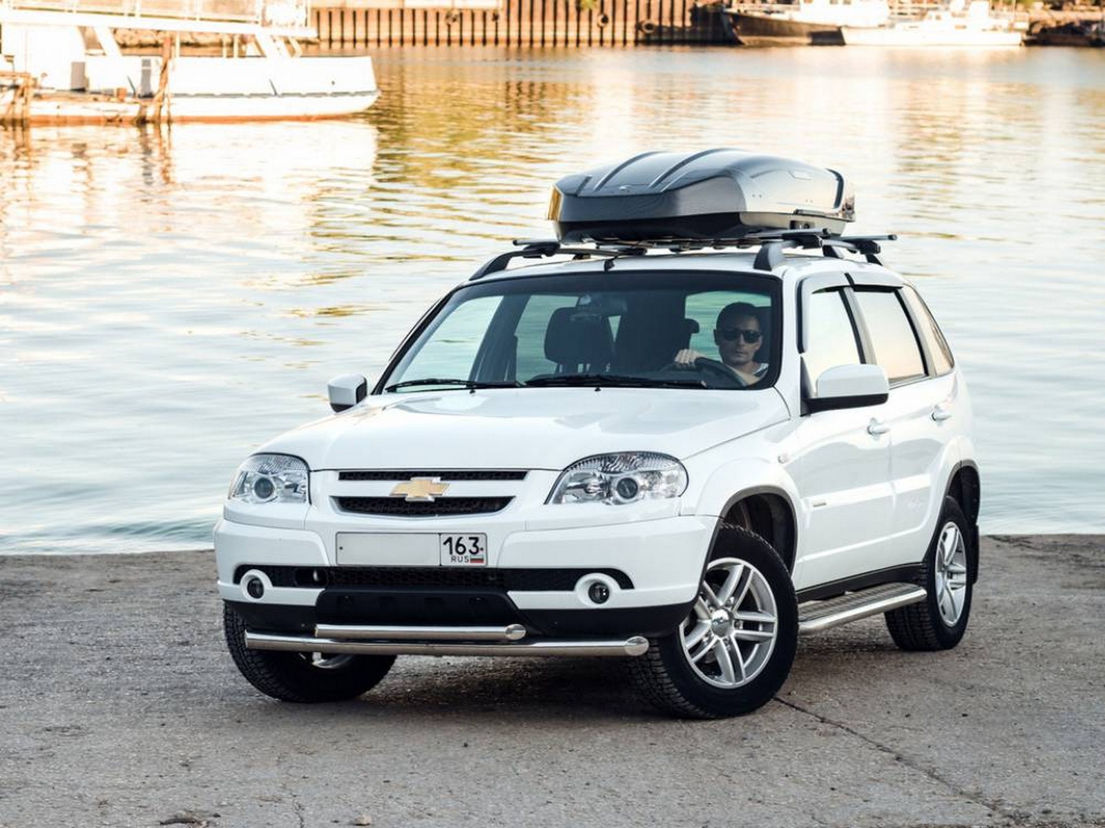 Автобокс Broomer Venture L (Краб) Чёрный Глянец c центр. усилителем с двусторонним открытием