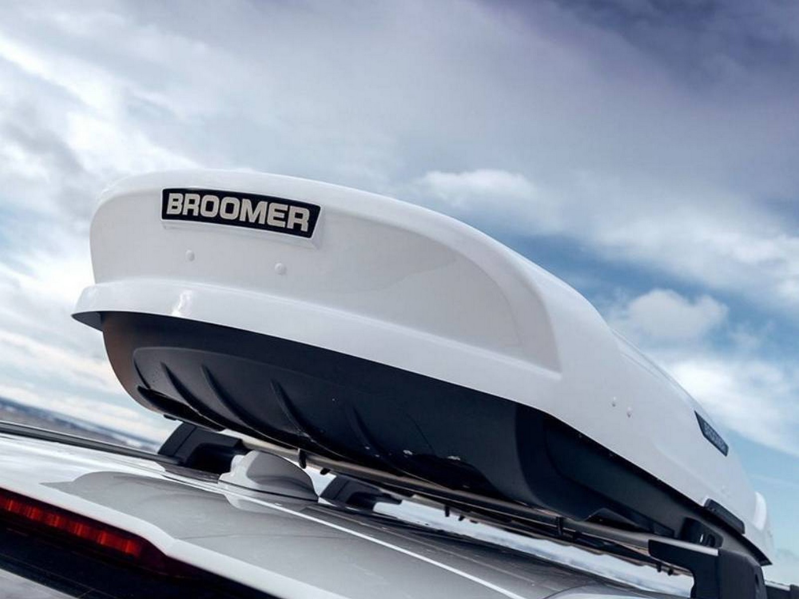 Автобокс Broomer Venture L (Краб) Белый Глянец c центр. усилителем с двусторонним открытием