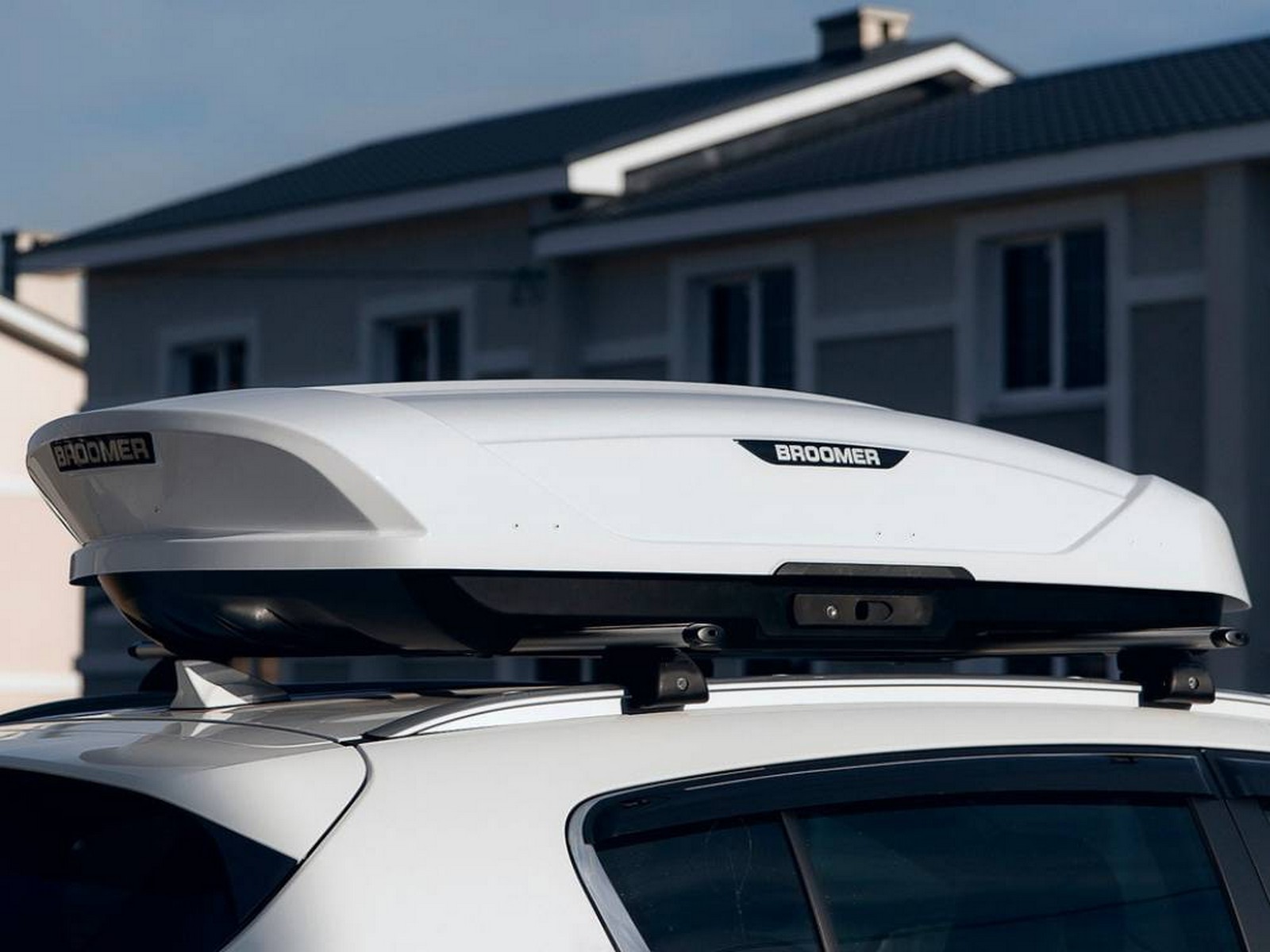 Автобокс Broomer Venture L (Краб) Белый Глянец c центр. усилителем с двусторонним открытием